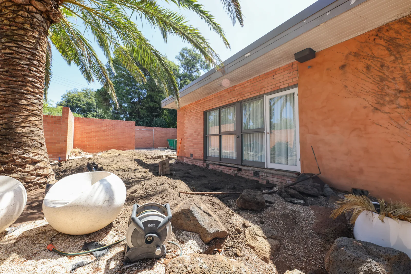 Ivanhoe East courtyard before renovation